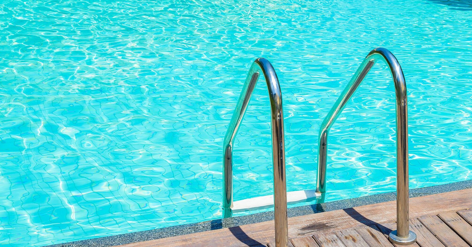 Strong smell of chlorine from the pool: reasons, and why swimming should be avoided