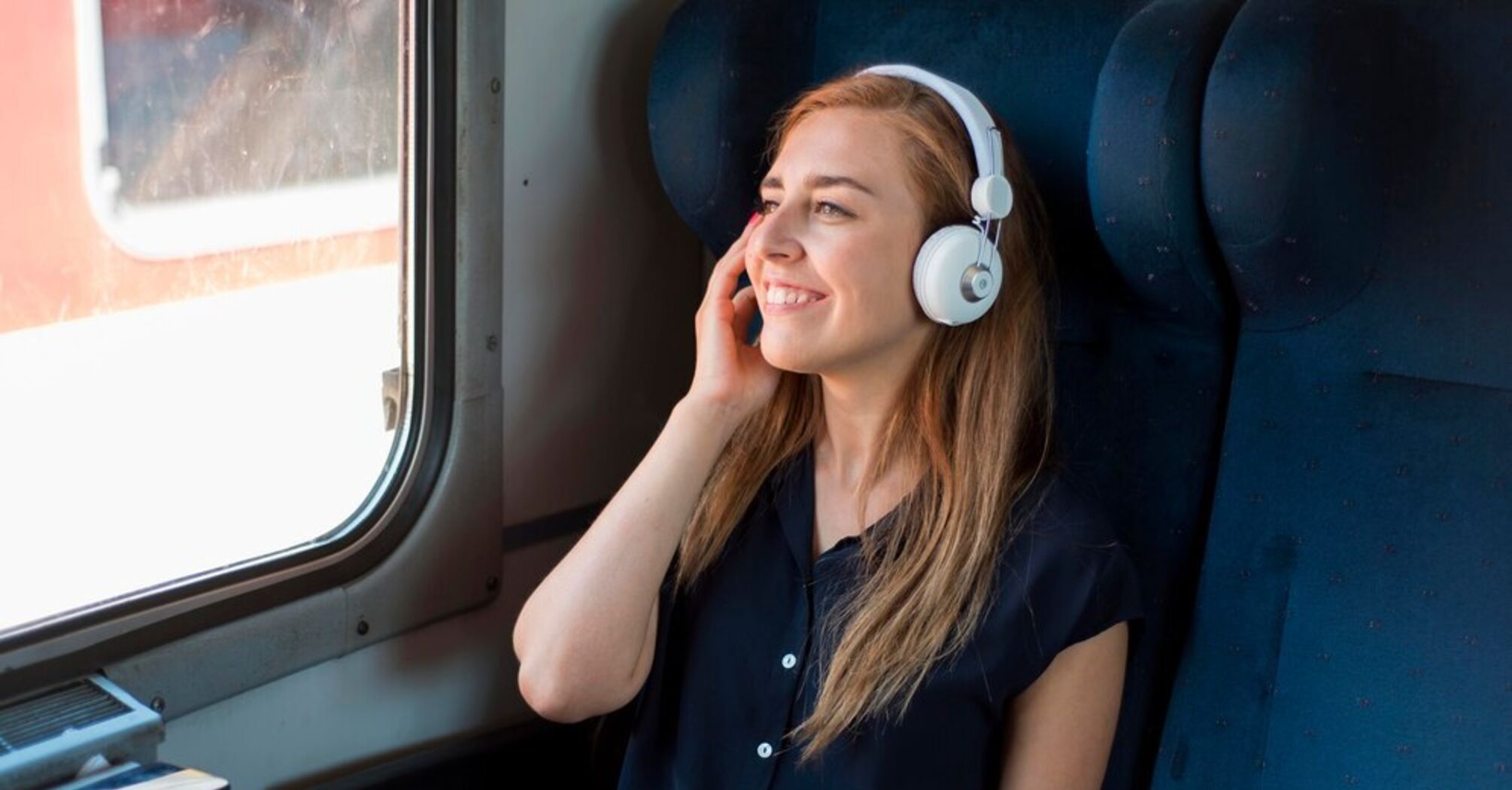 Don't block the aisle and don't eat smelly food: how to behave when traveling by train