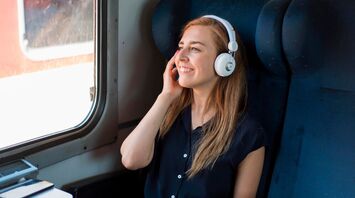 Don't block the aisle and don't eat smelly food: how to behave when traveling by train