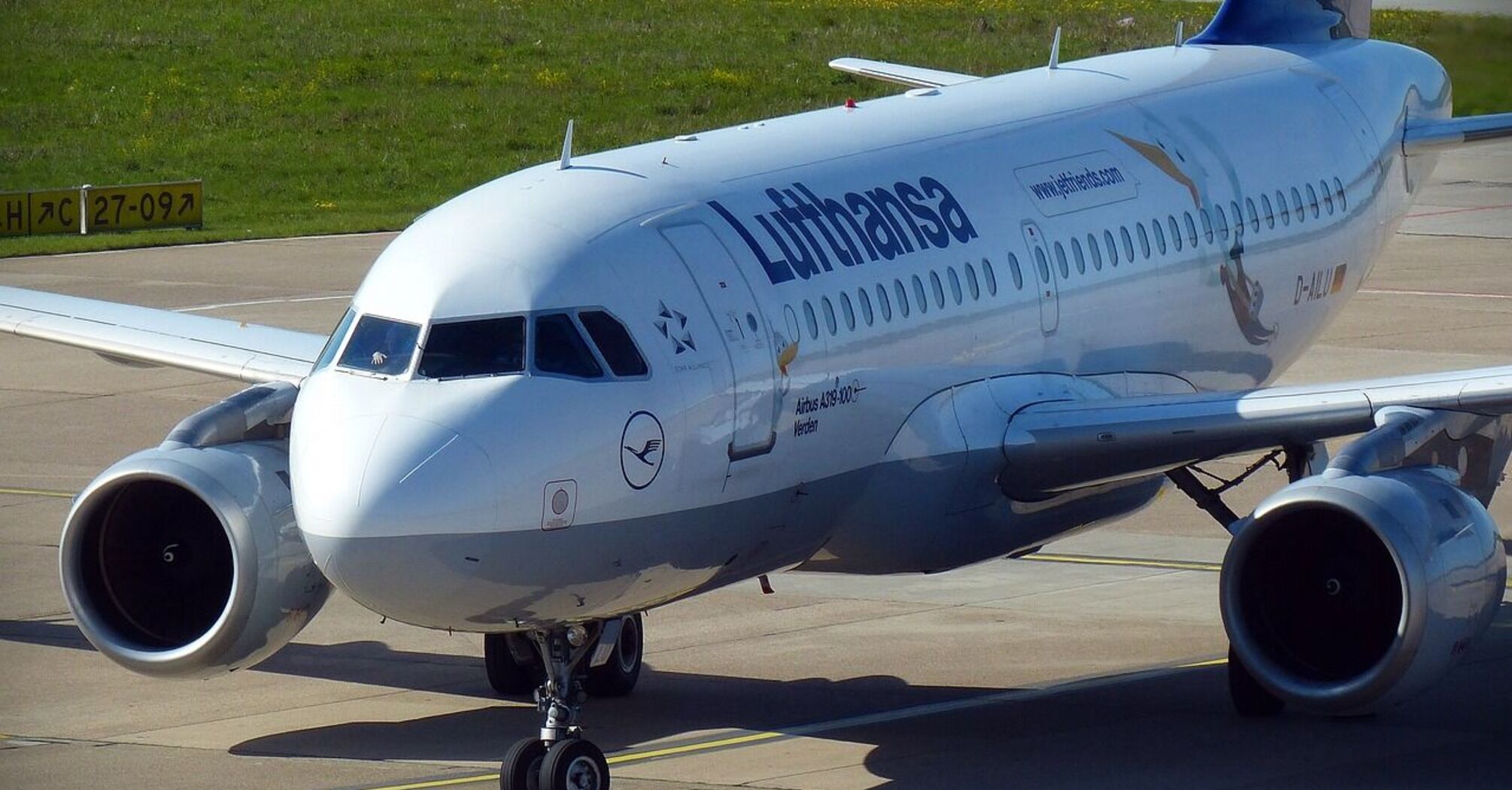 A truck crashed into a Lufthansa plane at Frankfurt Airport