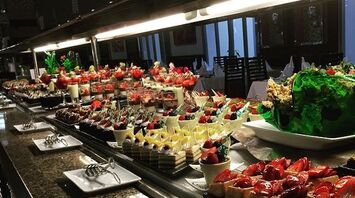 Incredible appetite: experts shared how not to eat everything from a buffet