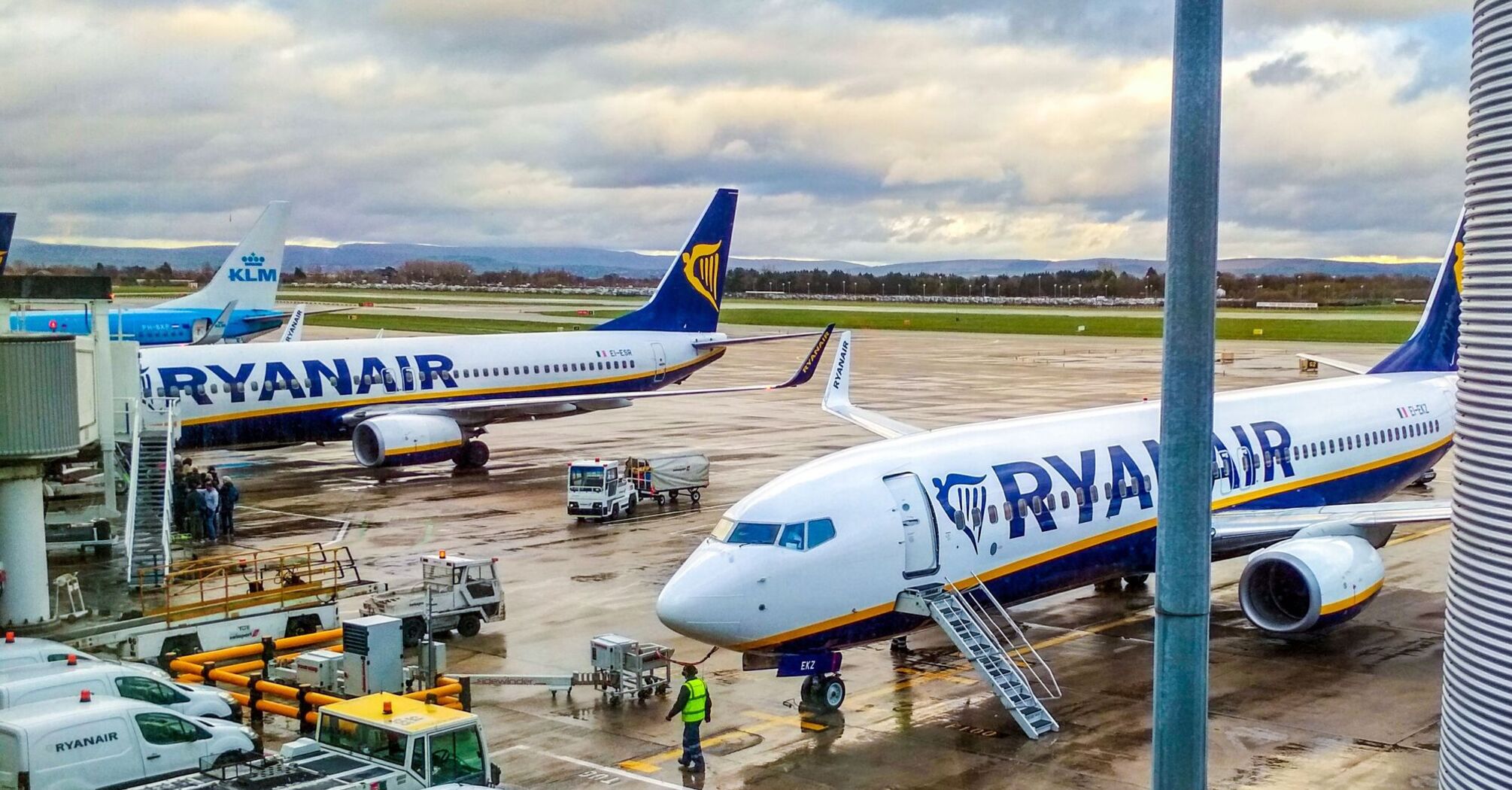 New offers for Ryanair customers: the company offers to receive free parking for checked bags