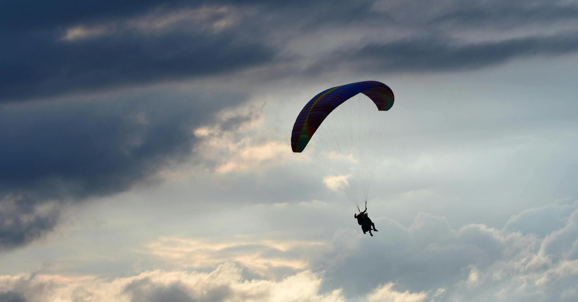 An American woman claimed that one question from the parachute instructor spoiled her impression of skydiving in New Zealand
