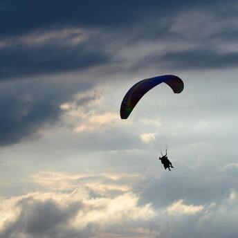 An American woman claimed that one question from the parachute instructor spoiled her impression of skydiving in New Zealand