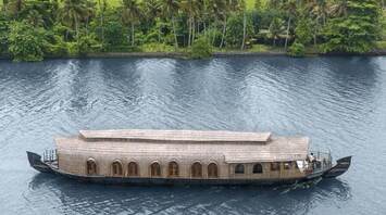 Vacation in Kumarakom: arrive by helicopter at a luxurious resort
