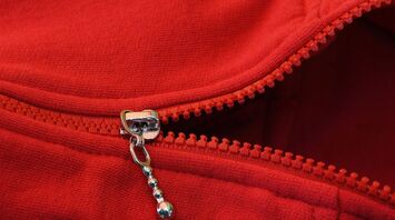 Appropriate wardrobe for the plane and why the color red positively influences the impressions of the trip