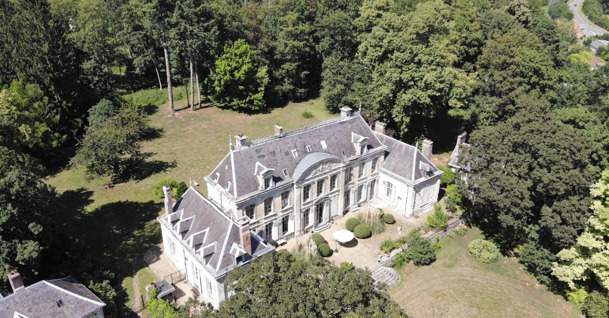 A fairy-tale castle in France: a blogger shared her impressions of staying in a country house