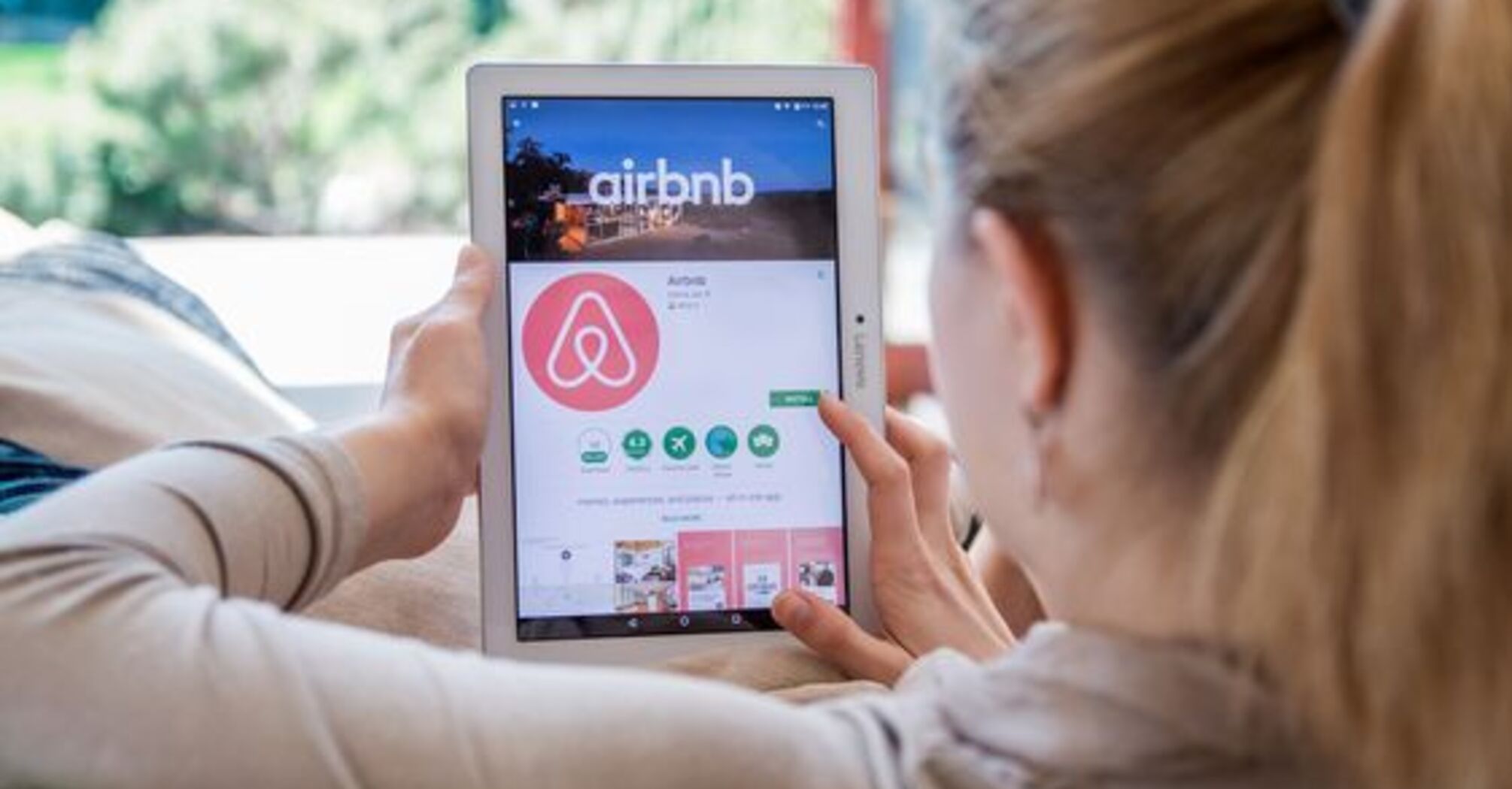 In the United States, a scammer defrauded tourists out of $7.5 million through the Airbnb platform