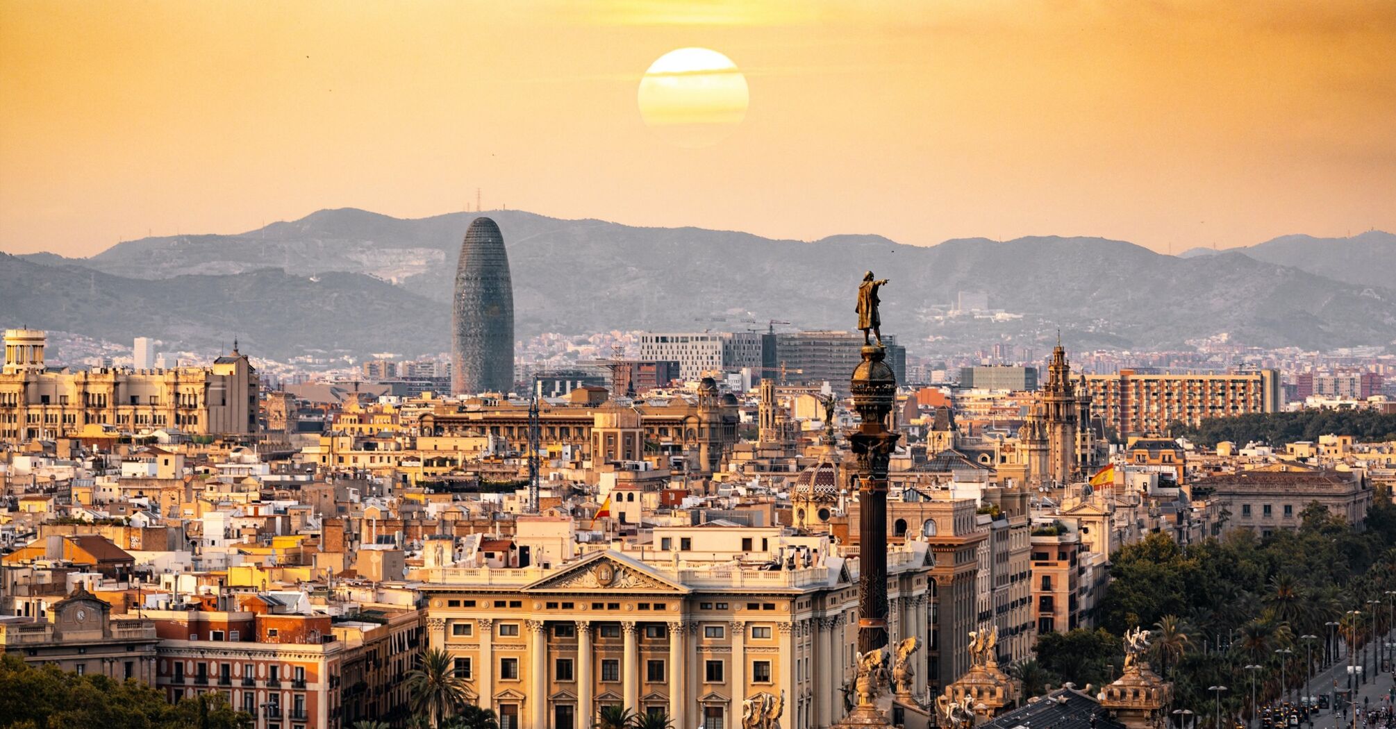 The best hotels for a stopover in Barcelona. Luxurious places with mind-blowing views of the city from above