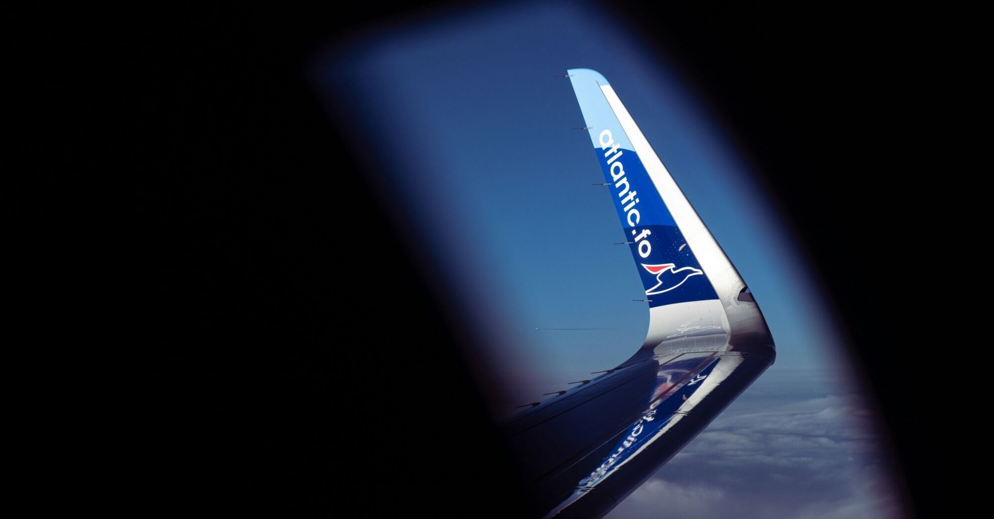 Spotting another flight over the wing of an Atlantic Airways flight