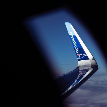 Spotting another flight over the wing of an Atlantic Airways flight