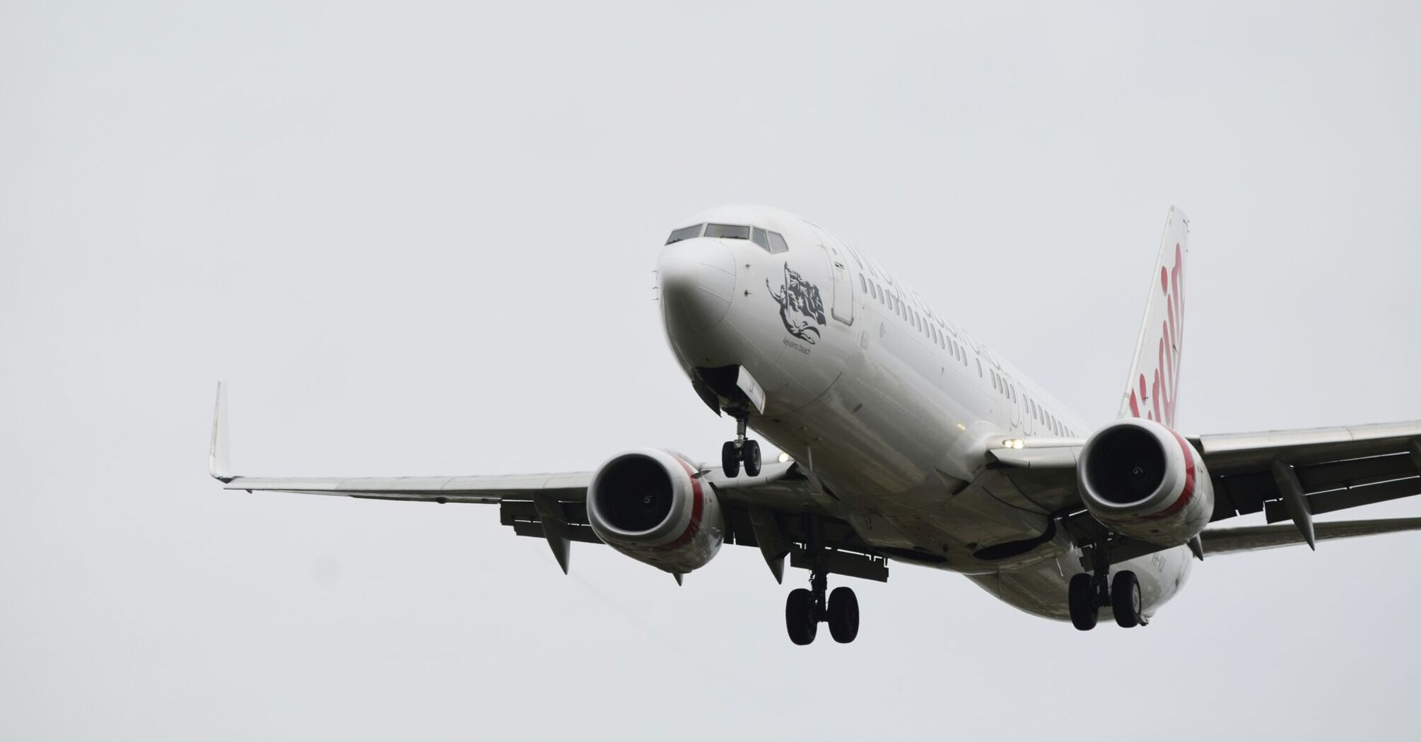 Virgin Australia 737-800 landing at Runway