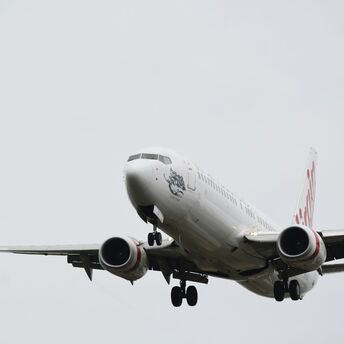 Virgin Australia 737-800 landing at Runway
