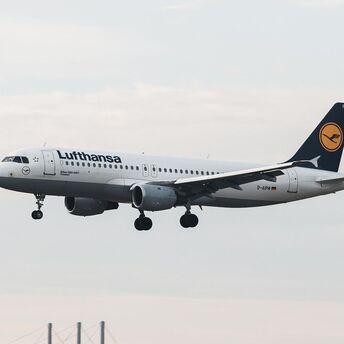 The Lufthansa plane returned to the airport due to the tragic death of a passenger who lost "liters of blood