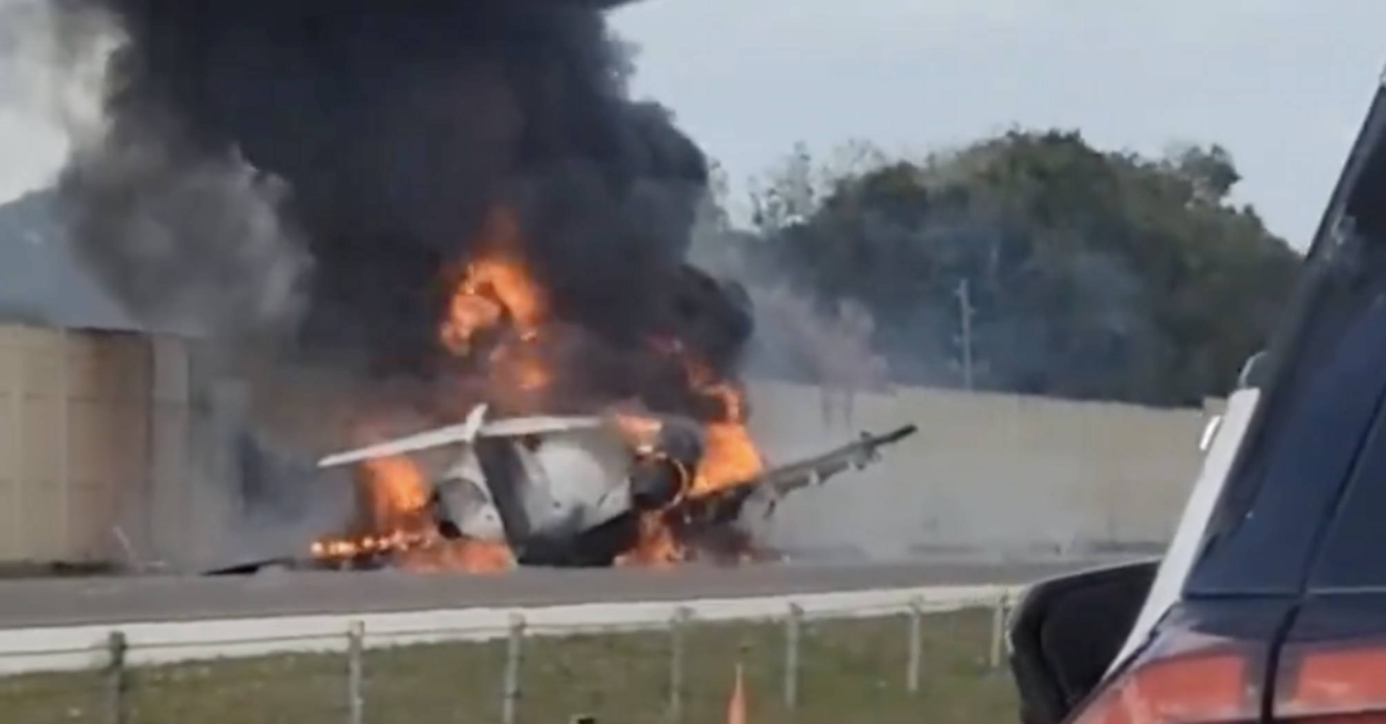 In the USA, a plane crashed onto a highway and caught fire: two people died