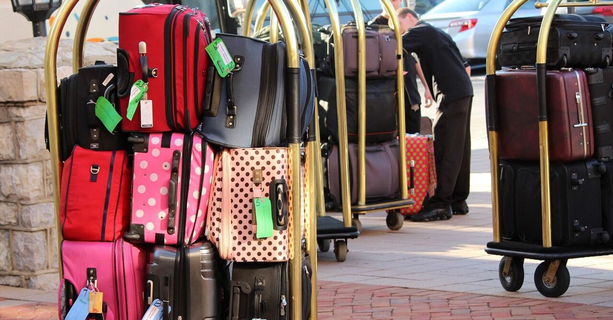 Japanese hotels offer foreign guests the opportunity to unload their luggage