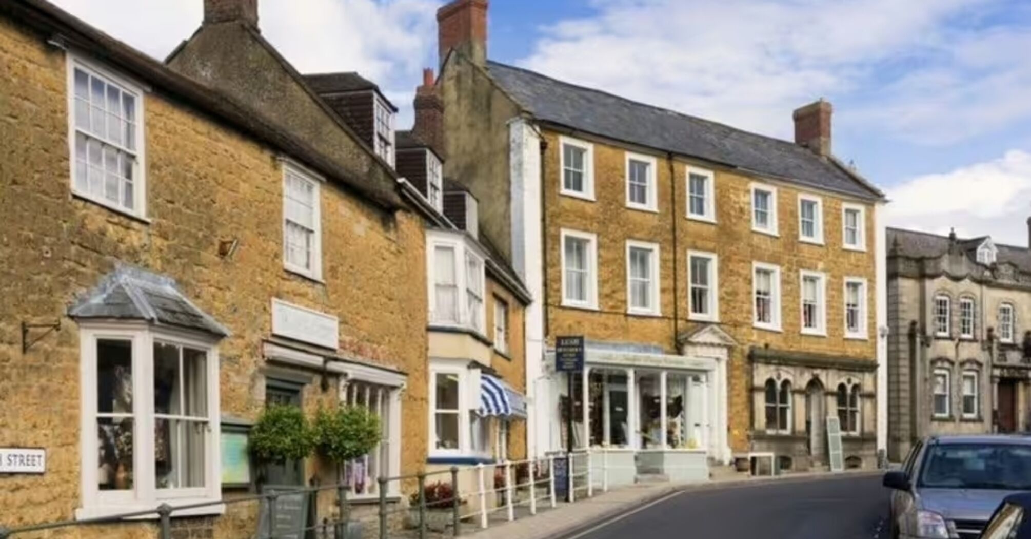 Ancient architecture and attractive property prices: a beautiful town near London, which is perfect for suburban trips