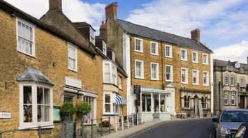 Ancient architecture and attractive property prices: a beautiful town near London, which is perfect for suburban trips