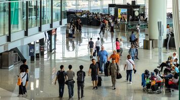 A former flight attendant shares her secrets: what not to spend money on at the airport