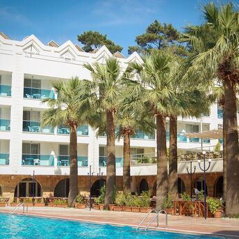 Tourist proves that staying in a 5-star all-inclusive hotel in Turkey is cheaper than renting in Manchester