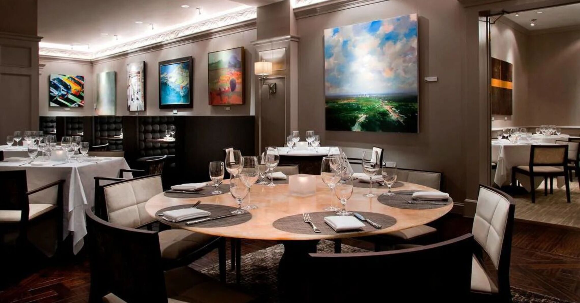 Local ingredients and sophisticated interior: a high-class restaurant in Charlotte, which has been recognized as one of the best in the world