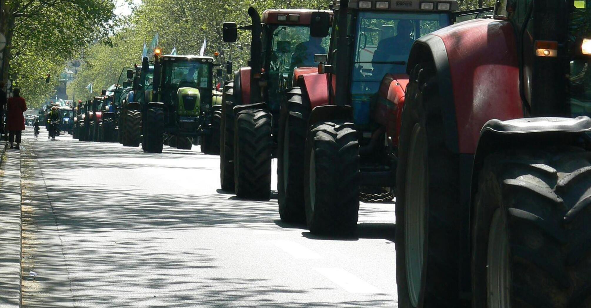 Farmers' protest in Wales: hundreds of tractors and vehicles block a key road