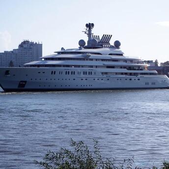Submarines, swimming pools and helicopters on board: the ten largest superyachts in the world