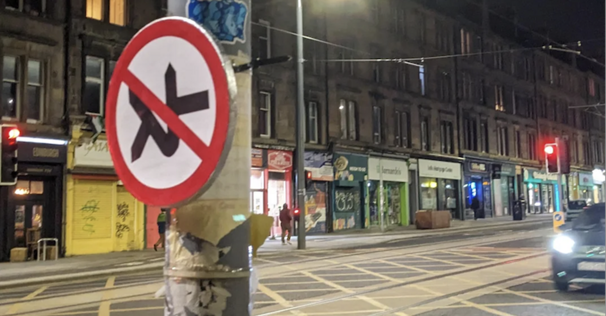 New "signs" have appeared on the roads of Edinburgh: tourists and inexperienced drivers may get confused