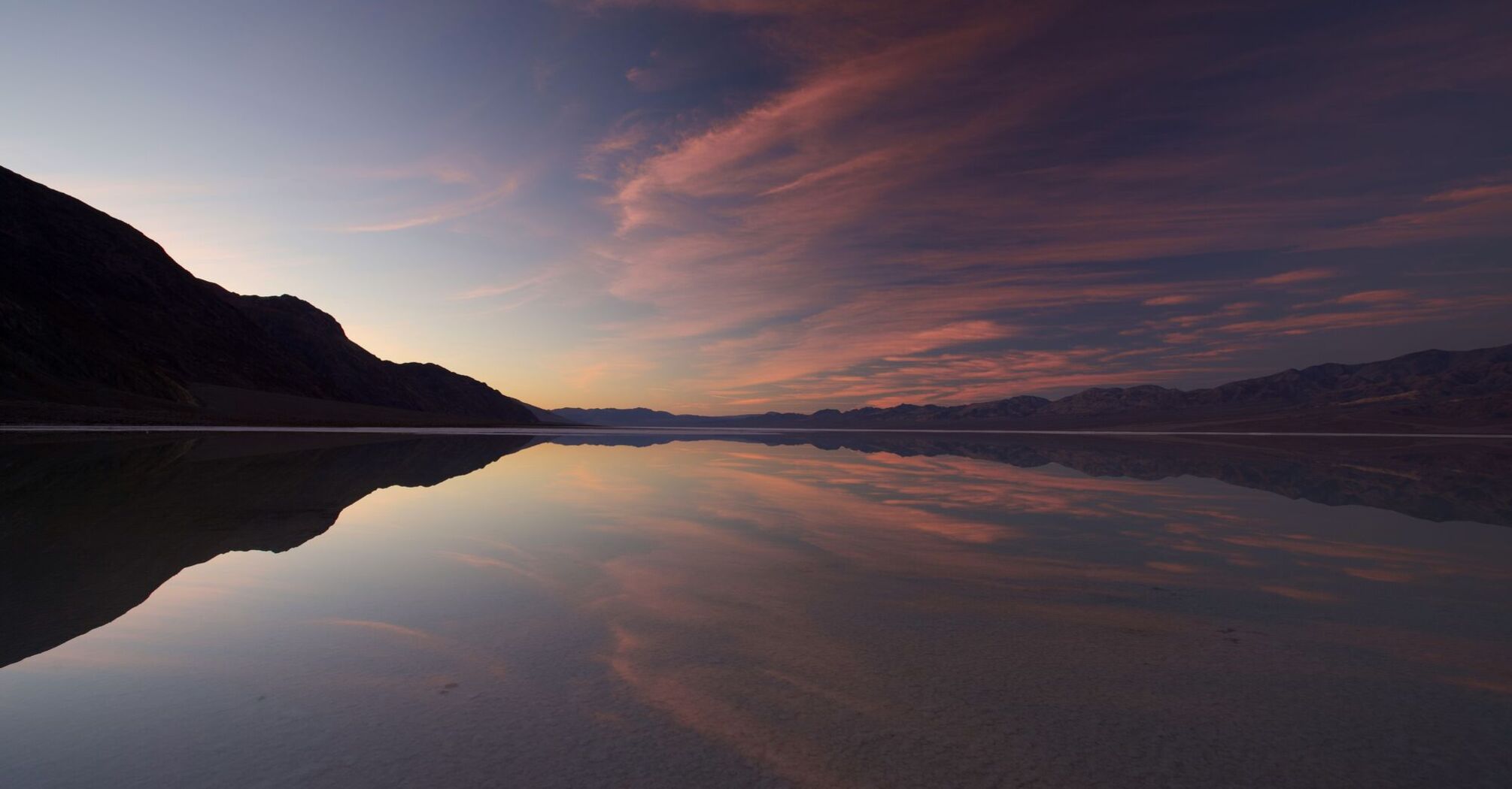 Death Valley National Park invites visitors to swim in a lake that will soon disappear: what the rare phenomenon looks like
