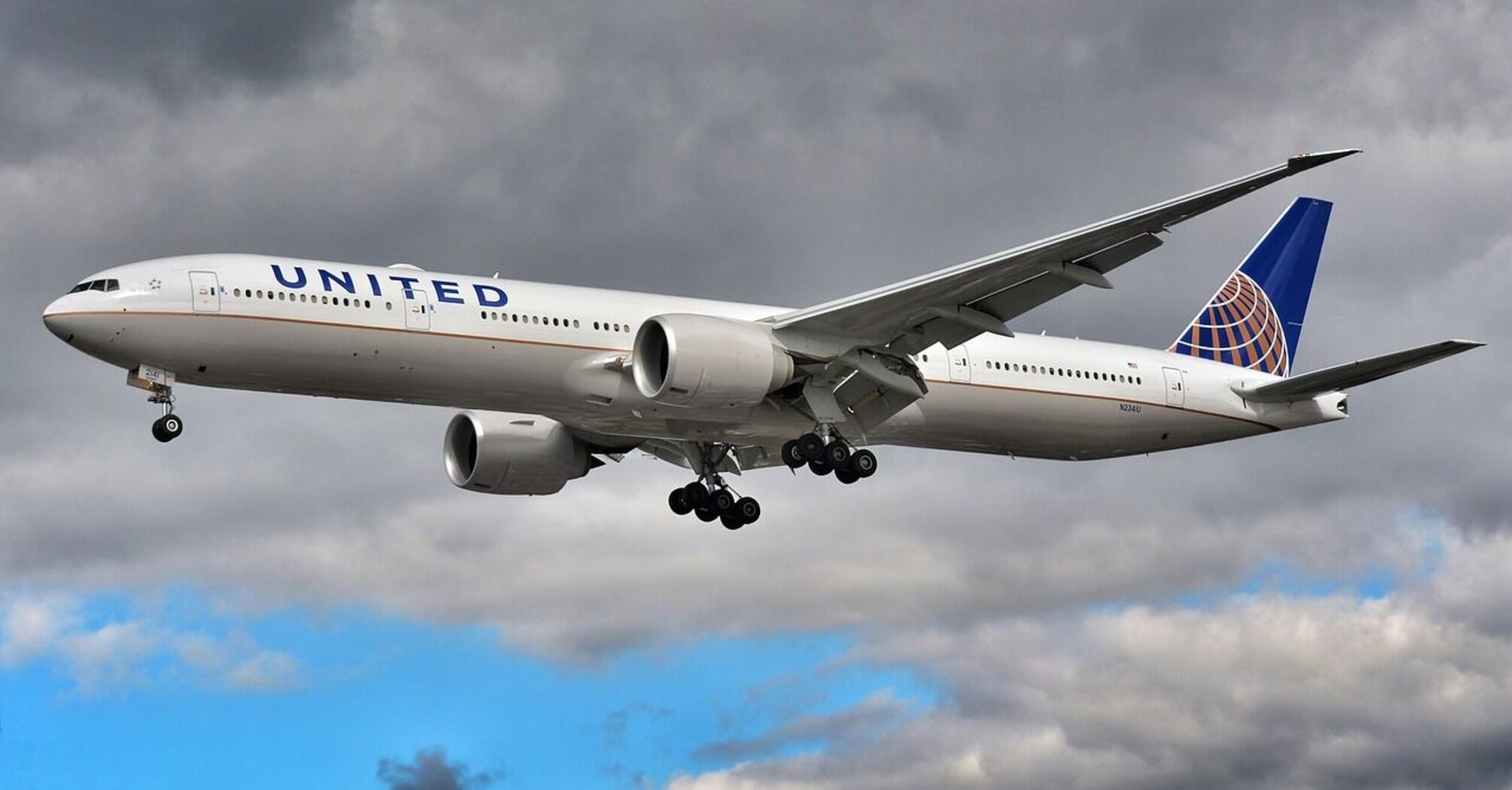 During a United flight, an unknown person wrote a bomb threat on the plane's window: the flight was immediately interrupted