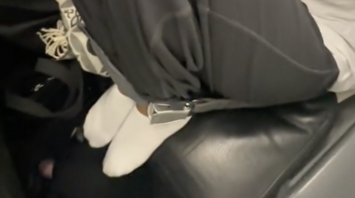 A controversial life hack that can help you feel comfortable in economy class: the flight attendant criticized it