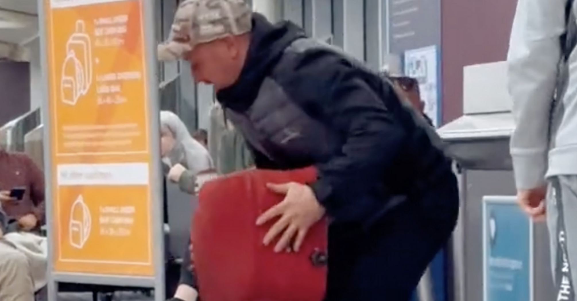 Tourist's crazy "life hack" on carrying big luggage on an airplane left netizens surprised and outraged