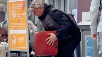 Tourist's crazy "life hack" on carrying big luggage on an airplane left netizens surprised and outraged