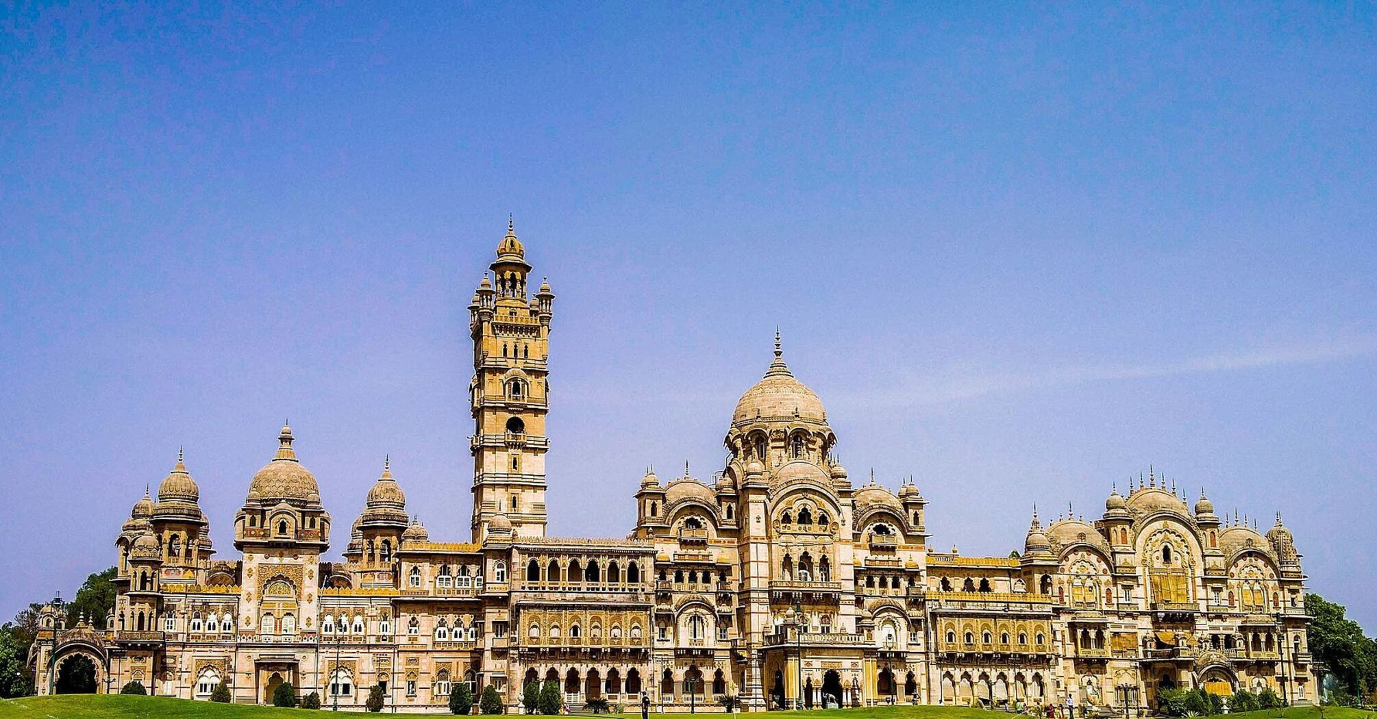 Grandeur and luxury: incredible cities in the Indian city of Vadodara
