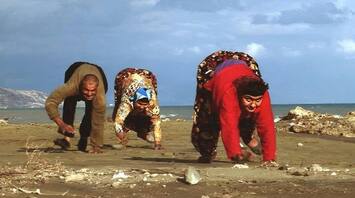 The mysterious story of the Ulas family from Turkey, whose members walk on all fours