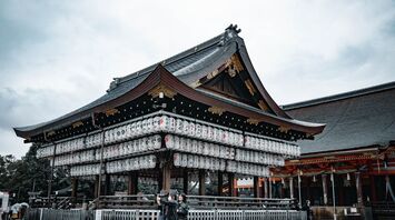 Japan to ban foreigners from entering a famous tourist area due to geishas' complaints