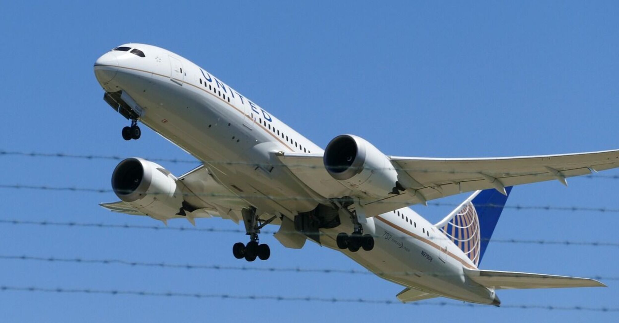 Incident at San Francisco Airport: United Airlines plane lost a tire during takeoff