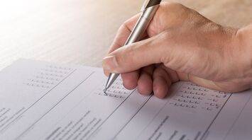 Passenger complains of a fraud on board an airplane: He was charged for a pen twice
