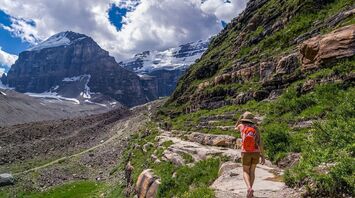 Spring and summer clothes: Stylish looks for a vacation in the mountains