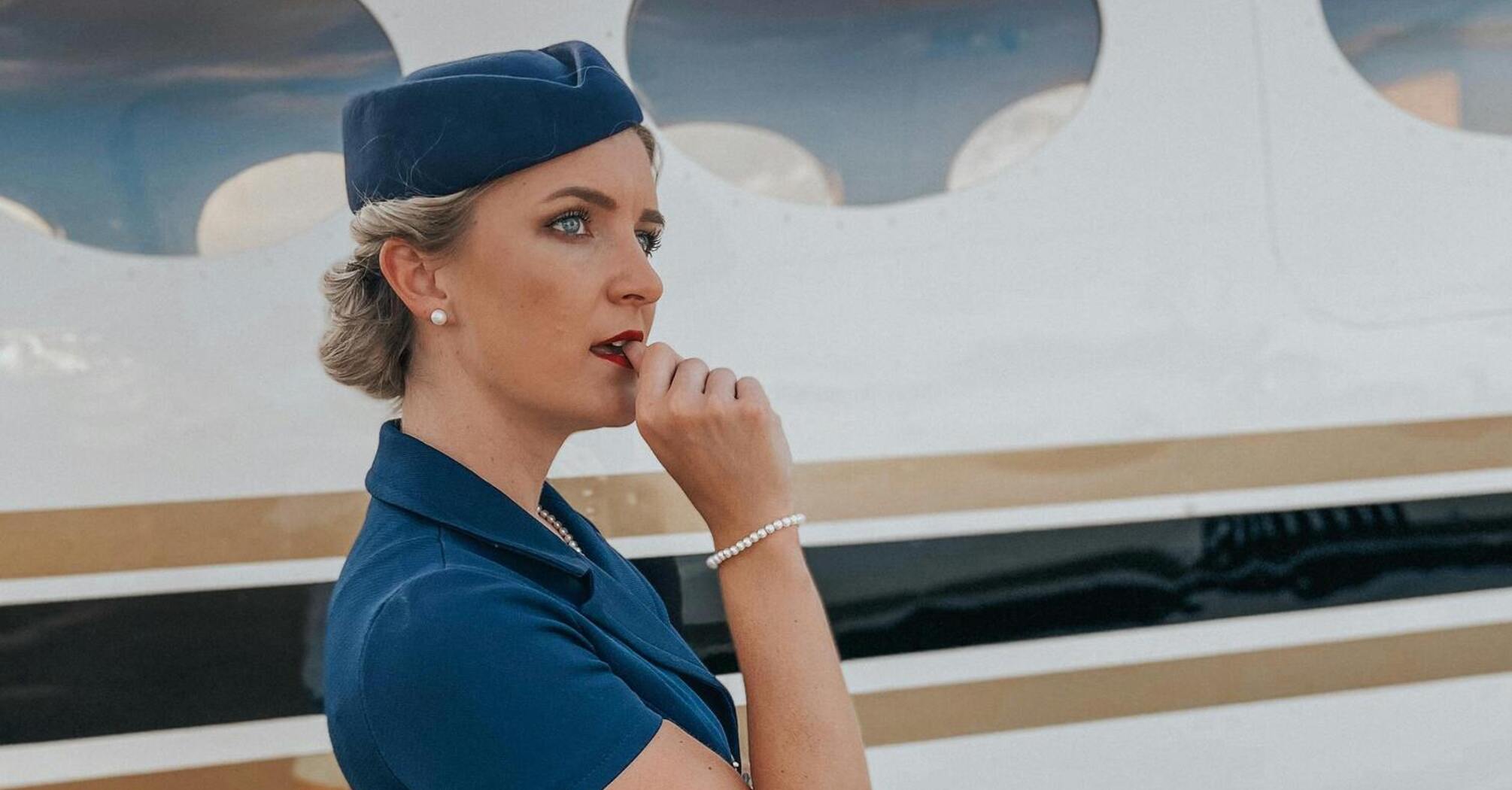 Free champagne or a better seat: a crew member explains why it's useful to be polite to flight attendants