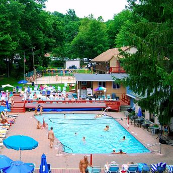 Top best nudist resorts in the US for barrier-free vacations. Stay and body comfort