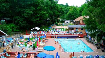 Top best nudist resorts in the US for barrier-free vacations. Stay and body comfort