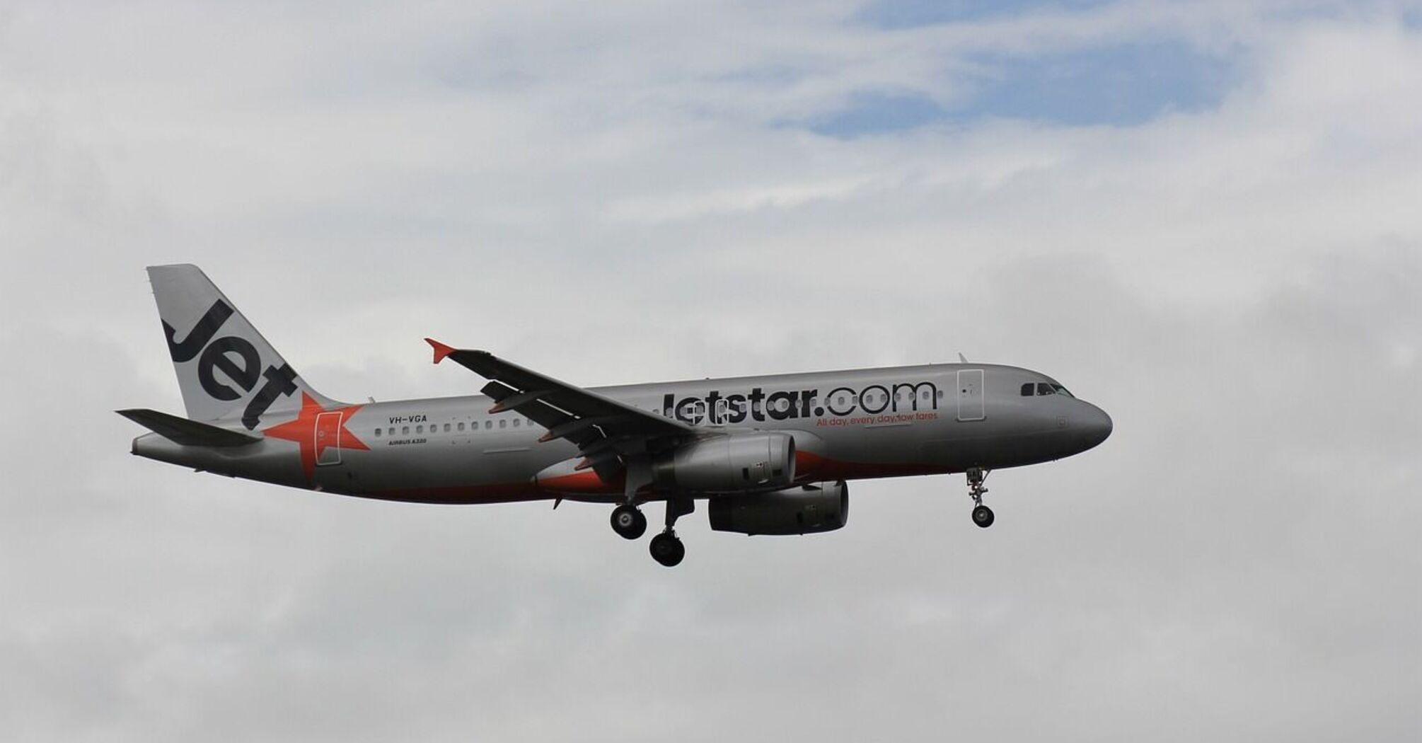 A Jetstar passenger complained that a flight attendant refused to provide him with a complimentary use of her pen