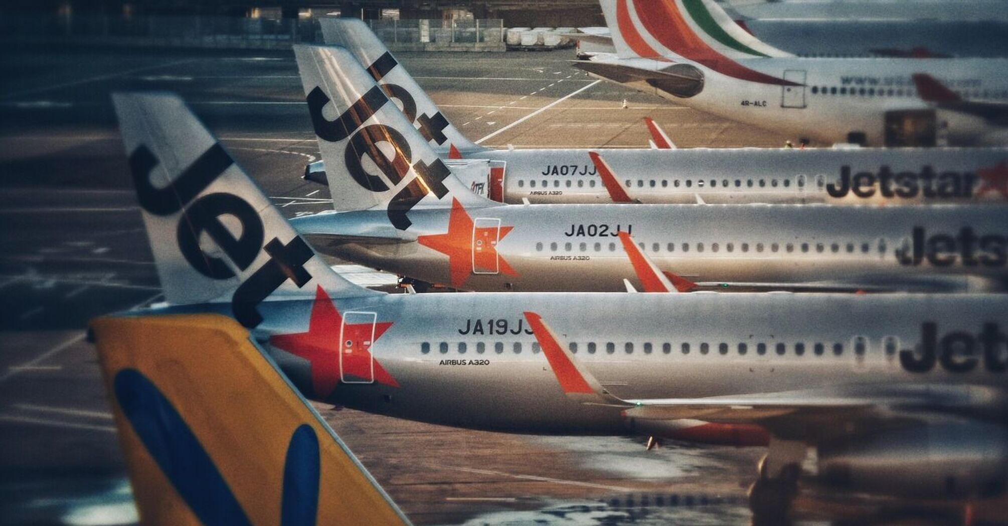 Jetstar has updated the crew uniform, but customer opinions are divided from "luxurious" to "resembling bus seats"