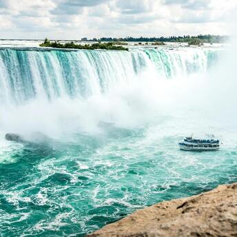 Best hotels near Niagara Falls. Best views of the water falling into the abyss from your window