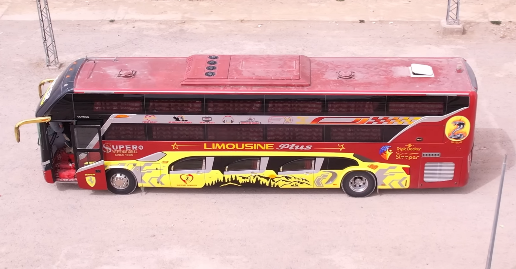 "The strangest bus": Pakistan's iconic bus with many doors and a limousine