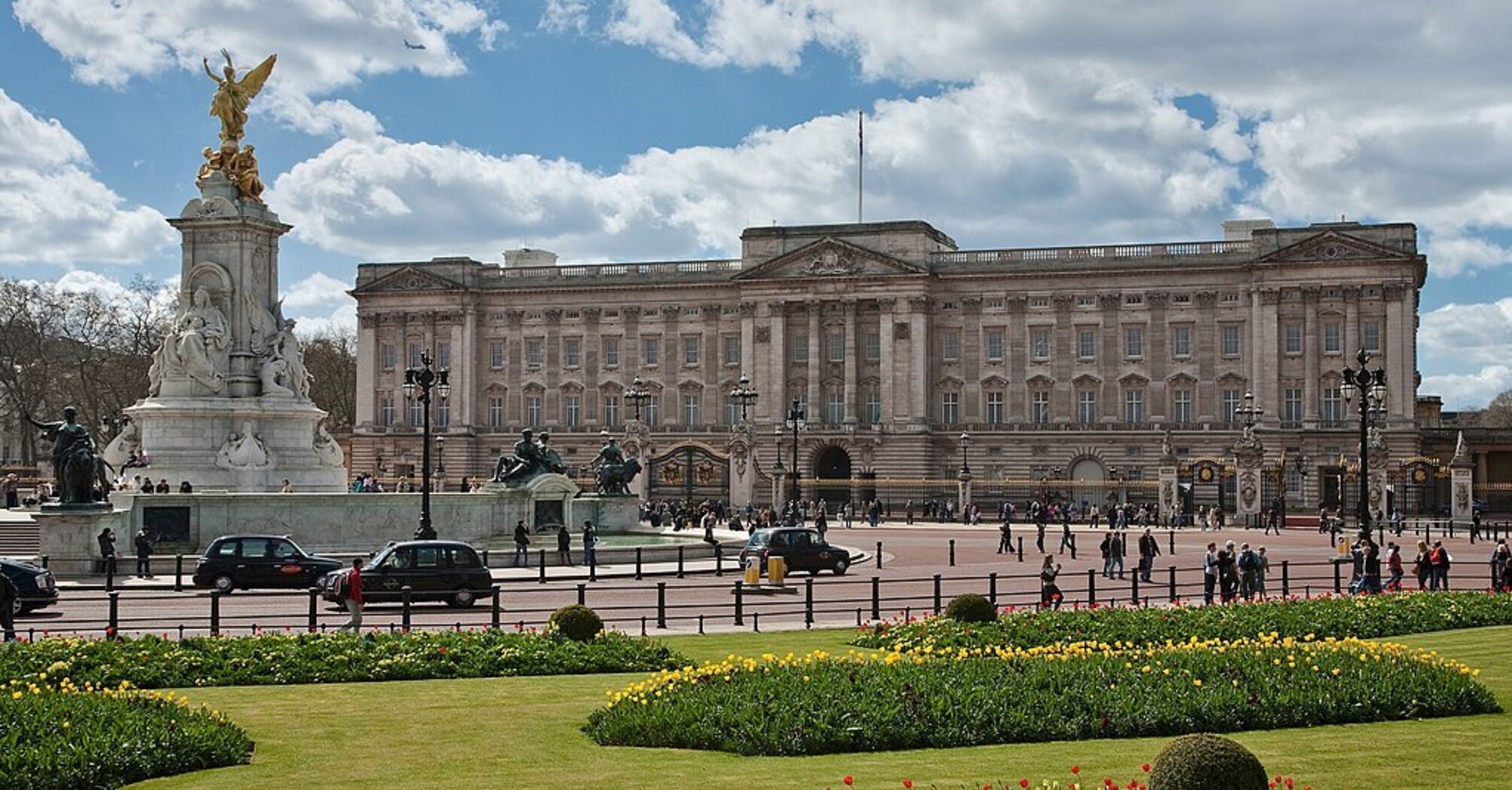 Buckingham Palace 'smells of linoleum' and is 'too cold and crowded,' say disappointed tourists