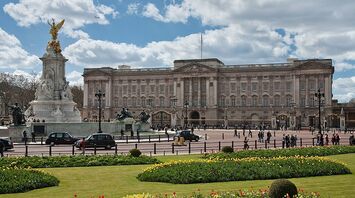 Buckingham Palace 'smells of linoleum' and is 'too cold and crowded,' say disappointed tourists