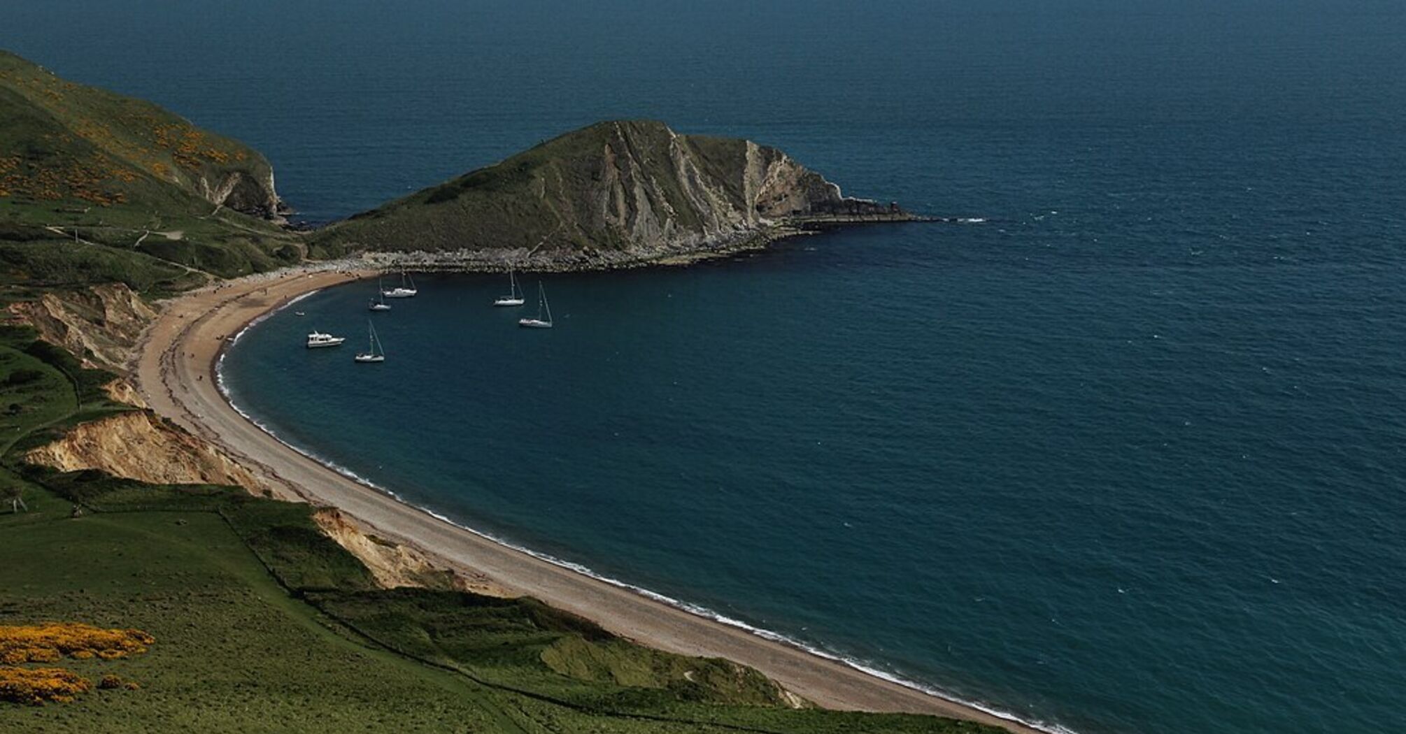 Stunning nature and fascinating ruins: a secret beach in Dorset 3 hours from London