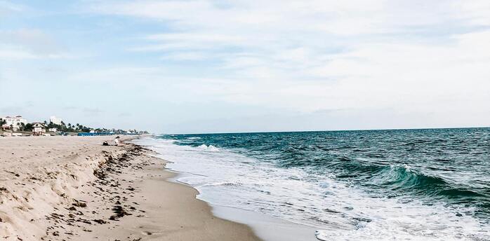 Best Florida beaches for relaxing on calm waters, wave surfing and trails for scenery walks